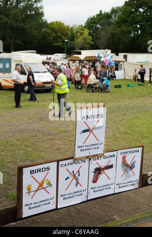 Barnet Gypsy Horse Fair Hertfordshire Royaume-Uni. No Knives, No Gat Guns, No Chicken, No Birds, No Catapults signe 2010s 2011 en 1588, la reine Elizabeth I accorde à Bartnet une charte royale pour tenir une foire. HOMER SYKES Banque D'Images