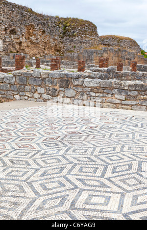 Péristyle, mosaïque et mur de la ville. Maison de la swastika Villa - Conimbriga, les ruines de la ville romaine la mieux conservée au Portugal. Banque D'Images