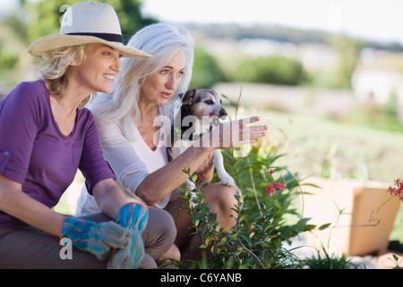 Les femmes âgées d'examiner ensemble de jardin Banque D'Images