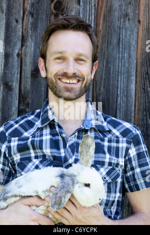 Man holding rabbit en plein air Banque D'Images