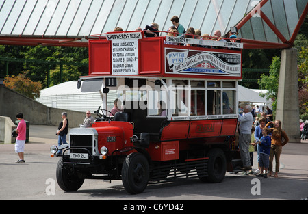 Numéro 11 le bus d'époque avec passagers embarqués à l'extérieur de la National Motor Museum de Beaulieu dans le Hampshire en Angleterre Banque D'Images