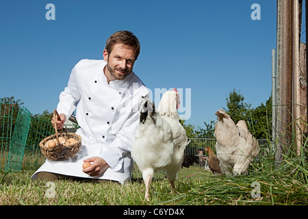 L'alimentation des poules en plein air Chef Banque D'Images