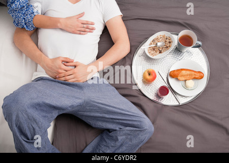 Couple having breakfast in bed Banque D'Images