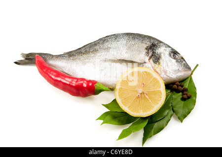 Poisson (dorada) et les légumes séparément sur un fond blanc. Banque D'Images