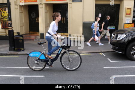 Location de cycles parrainé par la Barclays Bank à Londres city centre UK . Les vélos qui ont été lancés par Boris Johnson Banque D'Images