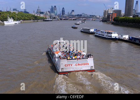 City Cruises Bateau de tourisme sur la Tamise à Londres city centre UK Banque D'Images