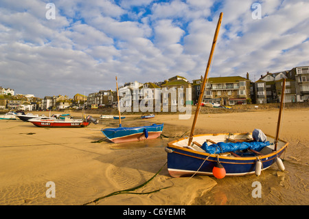 Bateaux de pêche à la Cornouaille Bateaux de pêche traditionnels Port St Ives Cornwall Angleterre Royaume-Uni GB Europe Banque D'Images
