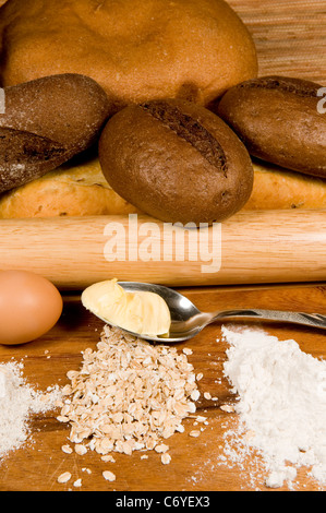 Composants pour un lot de pain allongé sur une table de cuisine. Banque D'Images