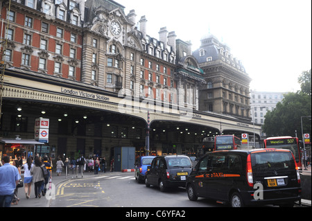 Extérieur de la gare Victoria de Londres avec taxis en dehors du Royaume-Uni Banque D'Images