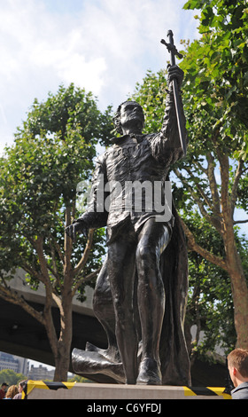 Statue du célèbre acteur et réalisateur Laurence Olivier ou Baron Olivier de Brighton sur la rive sud de Londres Banque D'Images