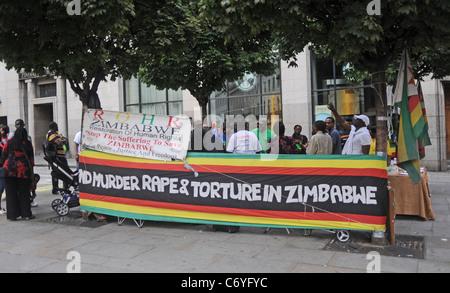 Rétablissement des droits de l'homme au Zimbabwe dans le groupe de protestation Strand London UK Banque D'Images