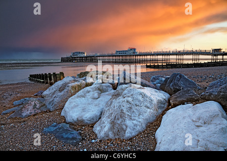 Storm clouds over jetée de Worthing, West Sussex, au coucher du soleil Banque D'Images