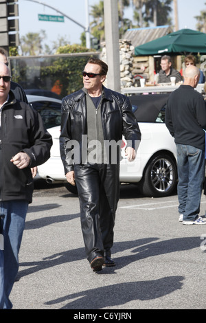 Arnold Schwarzenegger équitation son cromed Harley Davidson à Malibu ...