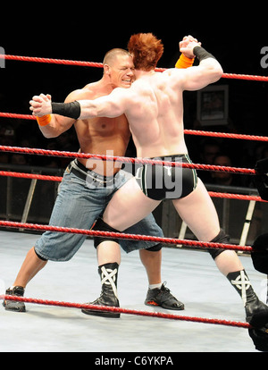 Champion de la WWE John Cena face ancien Champion de la WWE Sheamus pour le titre courroie à l'O2 arena et après une longue bataille Cena a gagné quand Banque D'Images