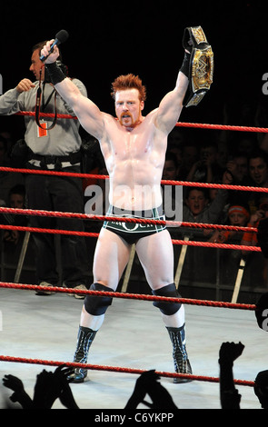 Champion de la WWE John Cena face ancien Champion de la WWE Sheamus pour le titre courroie à l'O2 arena et après une longue bataille Cena a gagné quand Banque D'Images