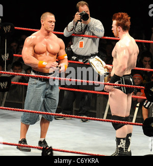 Champion de la WWE John Cena face ancien Champion de la WWE Sheamus pour le titre courroie à l'O2 arena et après une longue bataille Cena a gagné quand Banque D'Images