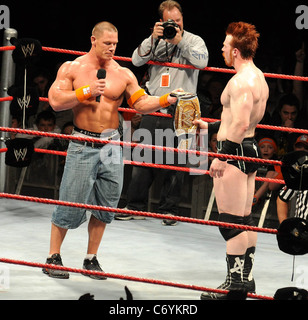 Champion de la WWE John Cena face ancien Champion de la WWE Sheamus pour le titre courroie à l'O2 arena et après une longue bataille Cena a gagné quand Banque D'Images