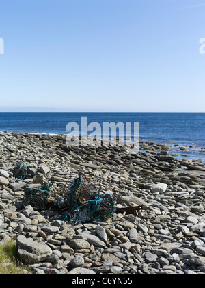 dh PAPA WESTRAY ORKNEY les crèches de crabe de homard ont endommagé le flotsam stoney beach litière ecosse déchets jetés déchets de seashore déchets royaume-uni Banque D'Images