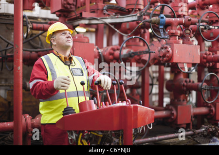 L'utilisation de machines de travail sur plate-forme pétrolière Banque D'Images