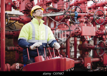 L'utilisation de machines de travail sur plate-forme pétrolière Banque D'Images