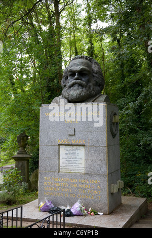 Tombe de Karl Marx, Cimetière de Highgate à Monument Banque D'Images