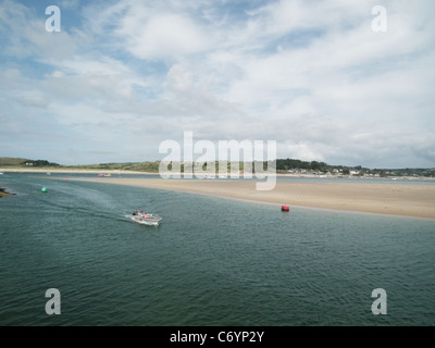 RIVER TAW , Devon, Angleterre. Voir l'ensemble du village Appledore à Braunton Burrows et des sables bitumineux. Photo Tony Gale Banque D'Images