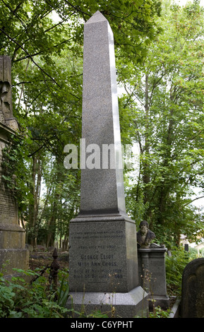 Le Cimetière de Highgate - George Eliot tombe obélisque - London UK Banque D'Images