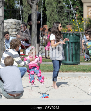 Larry Birkhead jouant avec sa fille, Birkhead Dannielynn, dans un parc de Los Angeles, Californie - 13.03.10 Banque D'Images