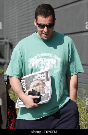 Adam Sandler va pour le déjeuner à Santa Monica avec son épouse Jackie Titone et sa fille Sadie. Los Angeles, Californie, USA - Banque D'Images