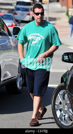 Adam Sandler va pour le déjeuner à Santa Monica avec son épouse Jackie Titone et sa fille Sadie. Los Angeles, Californie, USA - Banque D'Images