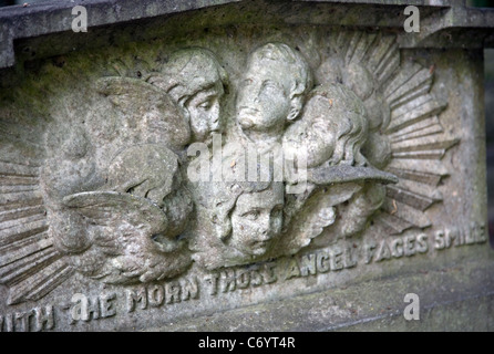 Pierre tombale avec angelots au Cimetière de Highgate Banque D'Images