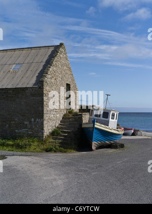 PAPA Wick Sud dh bateau de pêche ORKNEY WESTRAY à terre et bâtiment des pêcheurs Banque D'Images