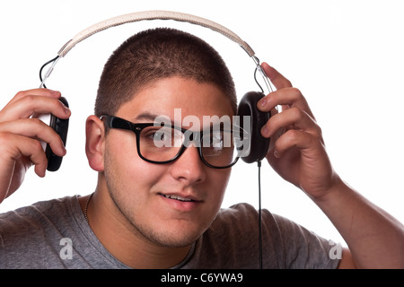 Un jeune homme écoute de la musique avec une paire d'écouteurs. Banque D'Images