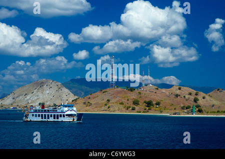 Ferry au port de mer de Poto Tano Banque D'Images