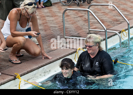 Les patients atteints de lésions cérébrales acquises ayant une déficience de participer à une thérapie de réadaptation aquatique avec les physiothérapeutes et leurs assistants. Banque D'Images