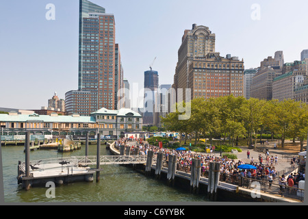 Les gens attendent le ferry pour la Statue de la liberté dans la région de Battery Park dans le Lower Manhattan Quartier Financier de New York City Banque D'Images