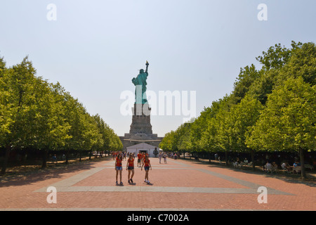 Les touristes à la Statue de la Liberté à New York City Banque D'Images