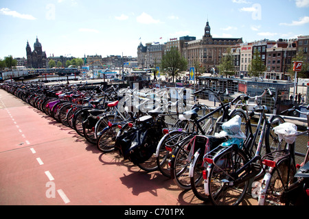 Multi-level parking pour vélos dans la ville d'Amsterdam, Pays-Bas Banque D'Images