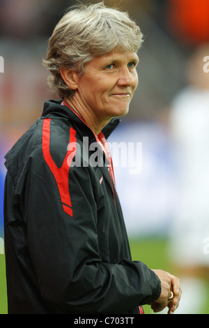 FRANCFORT, ALLEMAGNE - 17 JUILLET : L'entraîneur-chef des États-Unis Pia Sundhage regarde les échauffements de l'équipe avant la finale de la Coupe du monde féminine de la FIFA contre le Japon le 17 juillet 2011 au stade de la Coupe du monde féminine de la FIFA à Francfort, en Allemagne. Usage éditorial exclusif. Utilisation commerciale interdite. (Photographie de Jonathan Paul Larsen / Diadem images) Banque D'Images