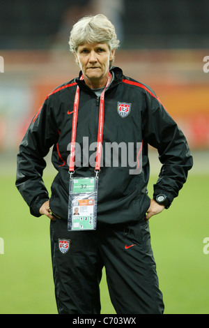 L'entraîneur-chef des États-Unis Pia Sundhage regarde les échauffements de l'équipe avant la finale de la Coupe du monde féminine de la FIFA contre le Japon le 17 juillet 2011 au stade de la Coupe du monde féminine de la FIFA à Francfort, en Allemagne. Usage éditorial exclusif. Utilisation commerciale interdite. Banque D'Images