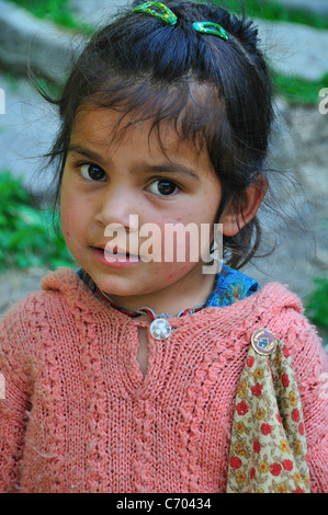 Petite fille dans le vieux village de Manali. Banque D'Images