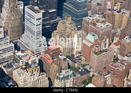 Regardant vers le bas sur les immeubles de Manhattan le sommet de l'Empire State Building à New York City Banque D'Images