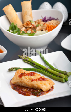 De style Thaï fraîchement préparé le dîner de poissons de mer aux asperges et apéritif avec une présentation contemporaine. Banque D'Images