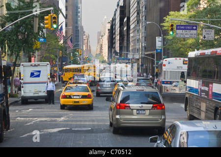 Le trafic et les piétons sur les rues bondées de Manhattan à New York City Banque D'Images