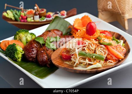 Un plat de saucisses Thaï fraîchement préparés et som tum salade de papaye verte. Banque D'Images