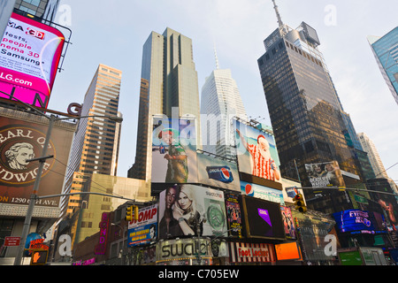 Babillard électronique enseignes publicitaire à Times Square à New York City Banque D'Images