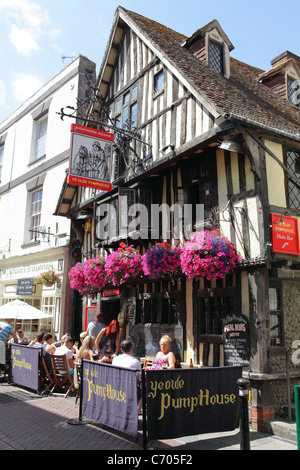 Hastings UK. Ye Olde station de pompage pub George Street, dans la vieille ville. East Sussex, England, GB Banque D'Images