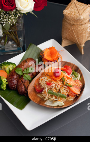 Un plat de saucisses Thaï fraîchement préparés et som tum salade de papaye verte. Banque D'Images