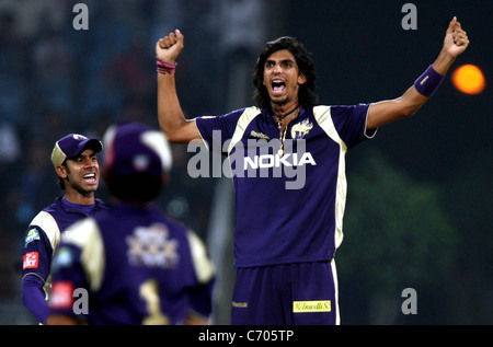 Kolkata Knight riders dvd Ishant Sharma célèbre en tenant le wicket de Deccan Chargers dvd Andrew Symonds durant la Banque D'Images