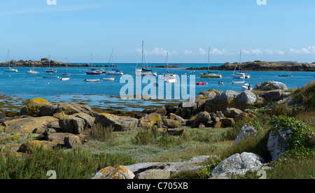 Bateaux sur les ancrages dans les Iles Chausey, jonché de roches une destination pittoresque au large des côtes de Normandie, France. Banque D'Images